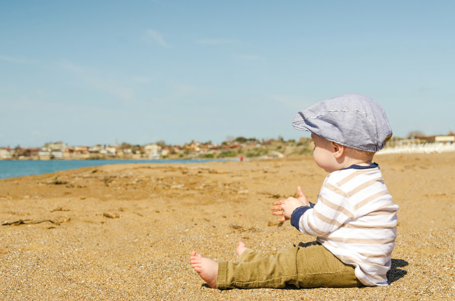 Dziecko na plaży. Odliczenia na dzieci w Norwegii.